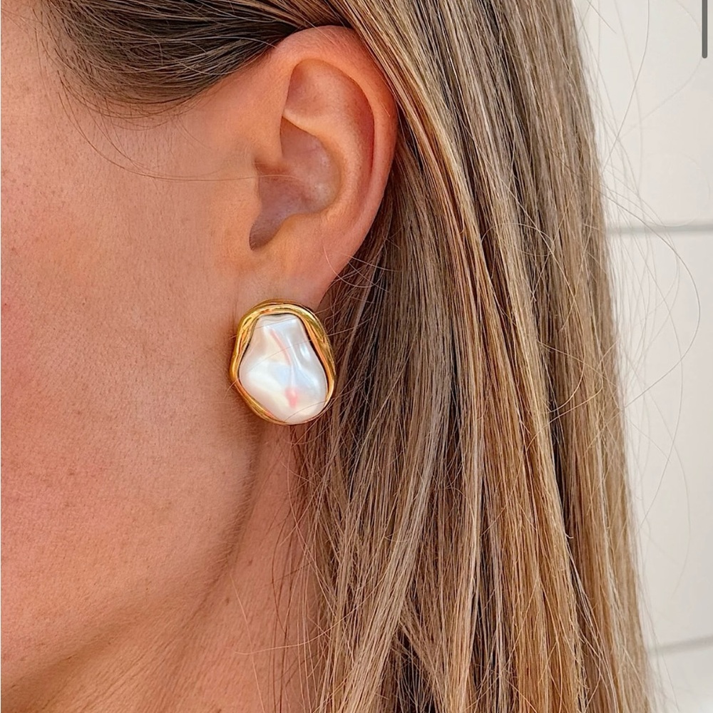 ALV Jewels Pearl Bezel Studs